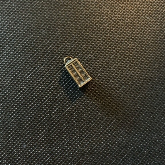 BBC Doctor Who tardis charm. Would look nice on a necklace or bracelet - Picture 1 of 4